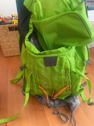 Mochila de viaje verde y gris