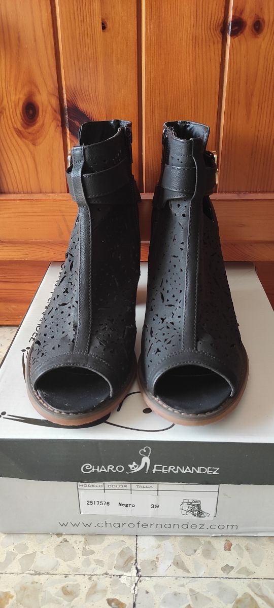 Botines negros troquelados tacón