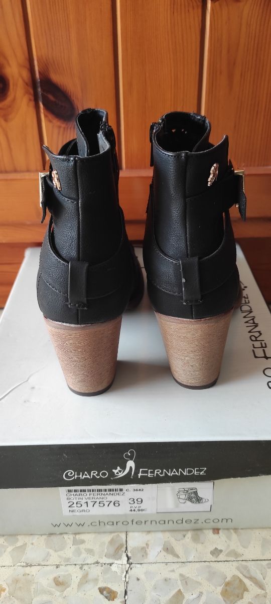 Botines negros troquelados tacón