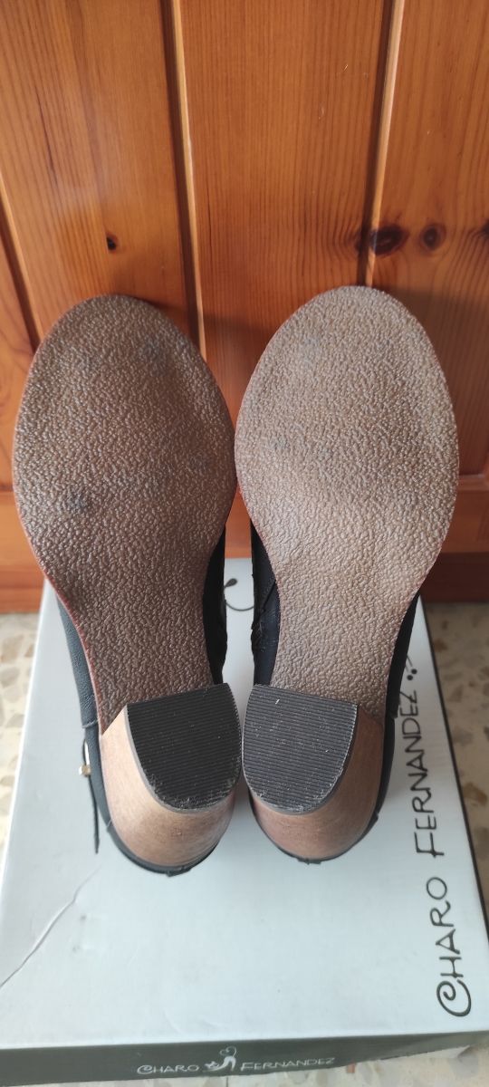 Botines negros troquelados tacón