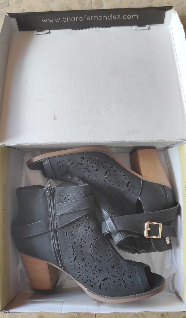 Botines negros troquelados tacón