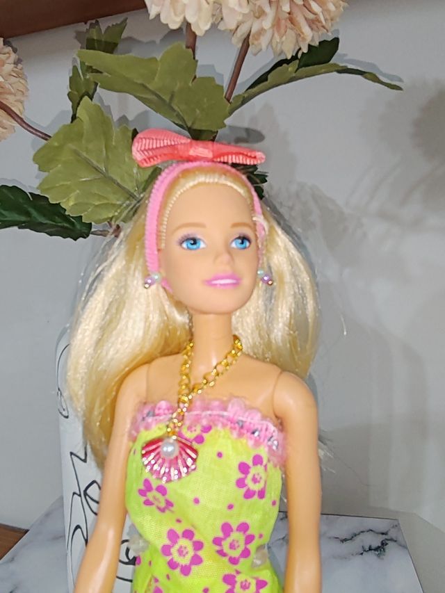 Barbie con fiocco rosa