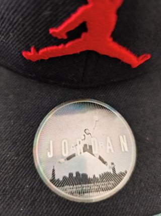 Gorra Jordan Negra con Logo Rojo