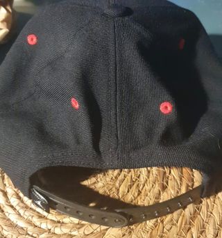 Gorra Jordan Negra con Logo Rojo