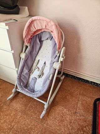 Mecedora de bebé rosa y lila