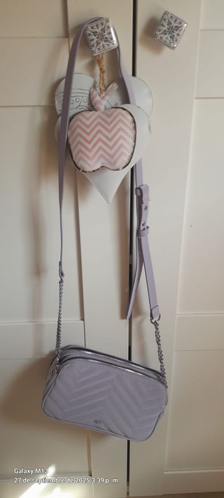 Bolso morado y plateado