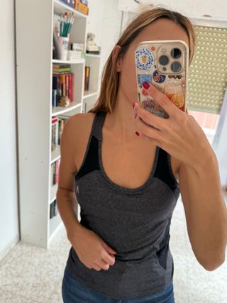 Camiseta deportiva gris gimnasio