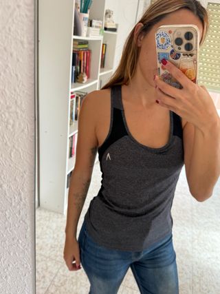 Camiseta deportiva gris gimnasio