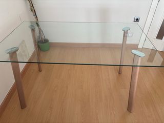 Mesa Cristal 140x80cm Patas imitación madera. 
