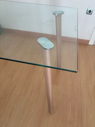 Mesa Cristal 140x80cm Patas imitación madera. 
