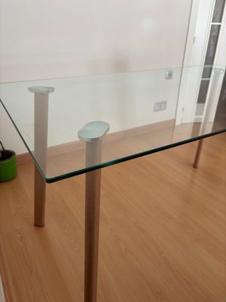Mesa Cristal 140x80cm Patas imitación madera. 
