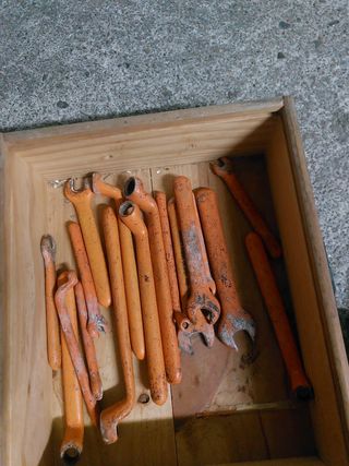 Herramientas aisladas naranjas con aislamiento 