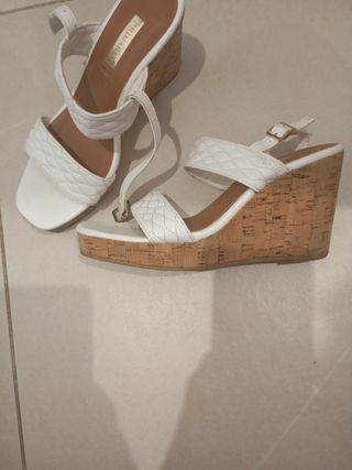 Sandalias tacón corrido Primark blancas