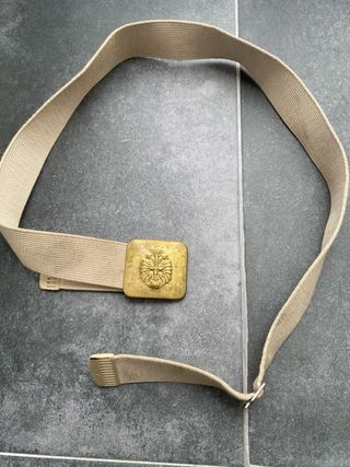 Cinturón militar beige con hebilla dorada