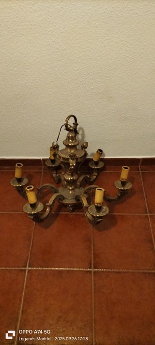 Lámpara de metal dorada