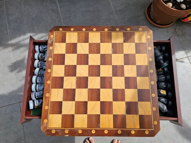 Ajedrez de madera con cajones giratorios