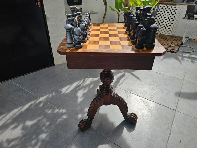 Ajedrez de madera con cajones giratorios