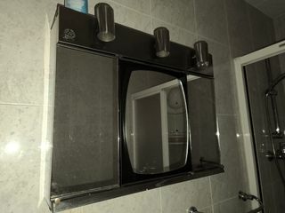 Espejo de baño plateado y antiguo.