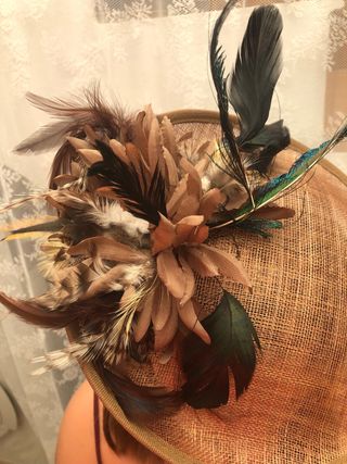 Tocado de fiesta con plumas