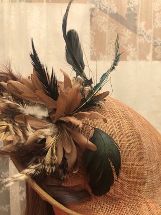 Tocado de fiesta con plumas