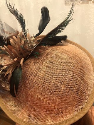 Tocado de fiesta con plumas