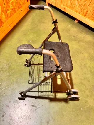 Andador para mayores con asiento y cesta negro