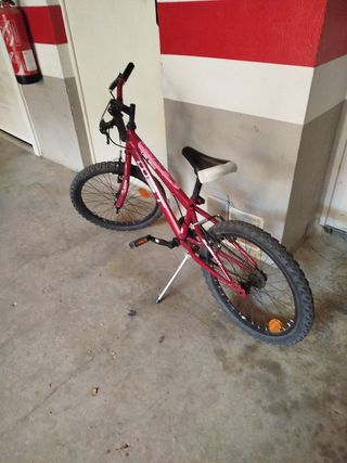 Bicicleta infantil roja