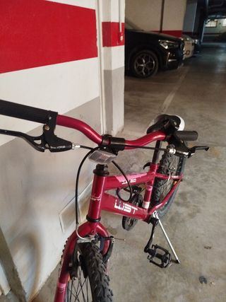 Bicicleta infantil roja