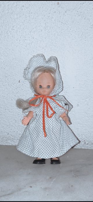 Muñeca Alina con vestido de lunares