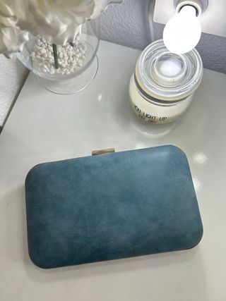 Bolso azul rígido