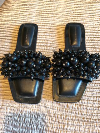 Sandalias de marca decoradas con perlas negras