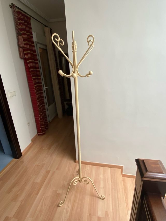 Perchero de pie forja beige