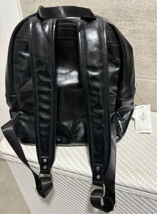 Mochila Stradivarius efecto piel negra