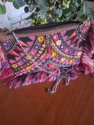 Bolso de mano con flecos y pedrería