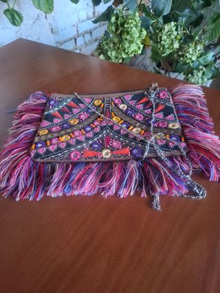 Bolso de mano con flecos y pedrería