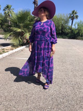 Tocado morado con flores y plumas