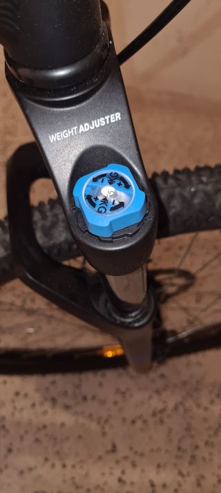 Bicicleta de montaña negra y azul