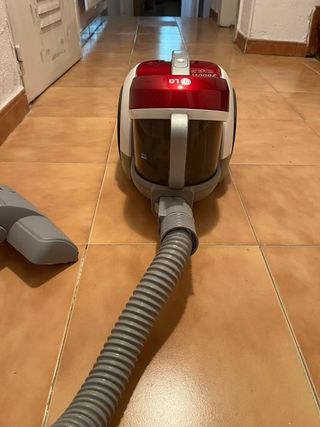 Aspiradora LG 2000W Roja y Gris