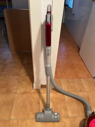 Aspiradora LG 2000W Roja y Gris