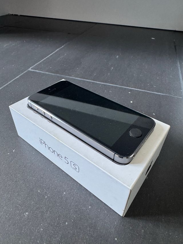 iPhone 5s 16GB Space Grey