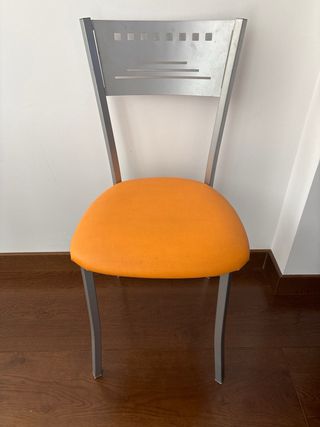 Mesa cocina extensible + 2 sillas naranja y gris 