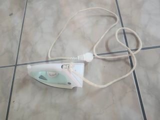 Plancha de vapor blanca cada una vale 10