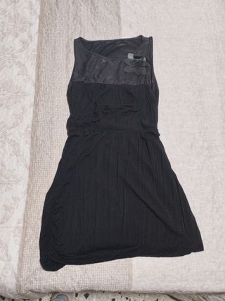 Vestido negro con detalle floral