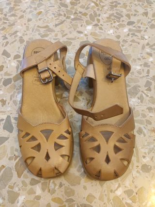 Sandalias de piel tacón beige talla 37