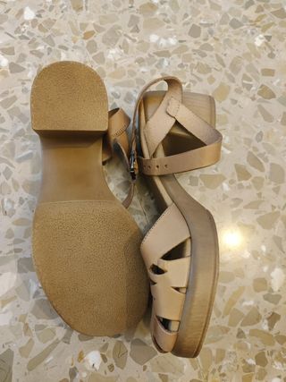 Sandalias de piel tacón beige talla 37