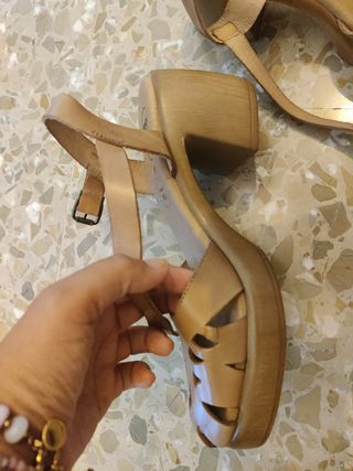 Sandalias de piel tacón beige talla 37