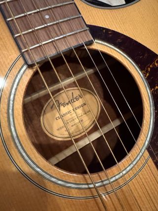 Guitarra Electroacústica Fender con Funda