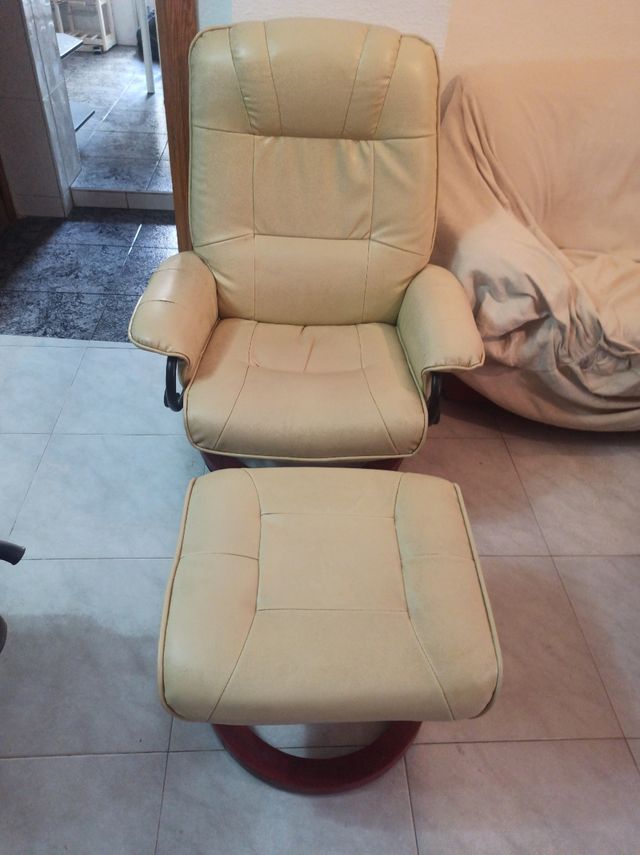 Sillón reclinable beige con reposapiés