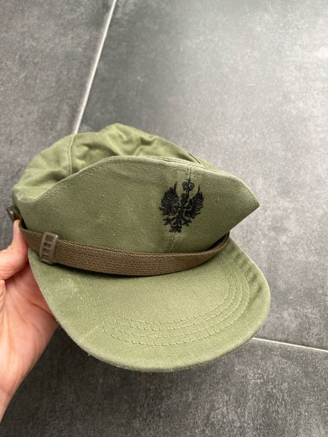 Gorra militar verde con águila
