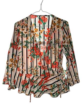 Blusa floral con rayas blancas